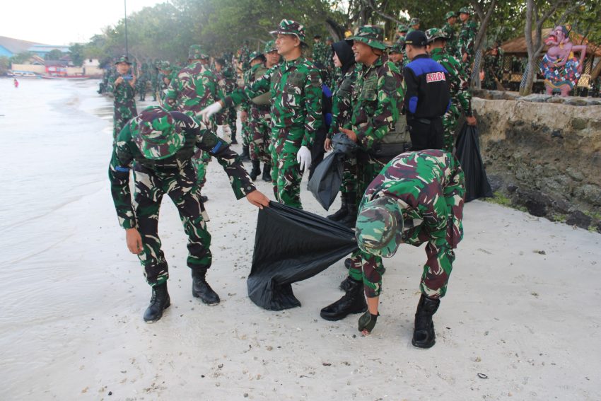 Prajurit Lanal Lampung Dukung Gerakan Radin Inten Asri Melalui Aksi Bersih Pantai
