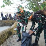 Prajurit Korem 043/Gatam Dukung Penuh Gerakan Raden Inten ASRI, Bersihkan Pantai Pasir Putih