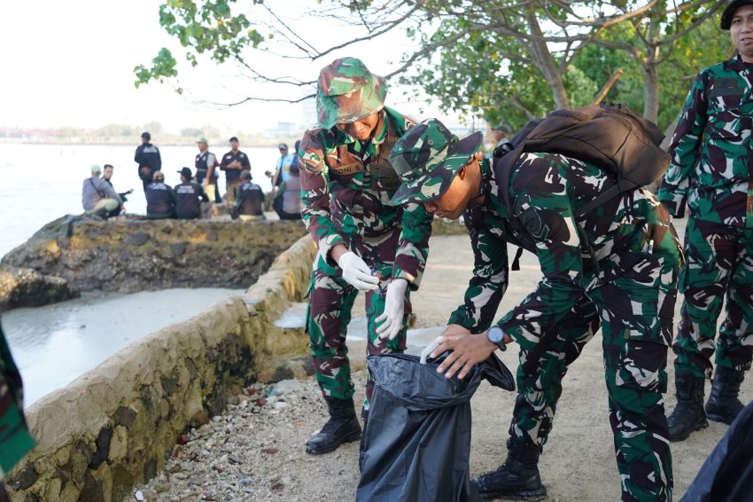 Prajurit Korem 043/Gatam Dukung Penuh Gerakan Raden Inten ASRI, Bersihkan Pantai Pasir Putih