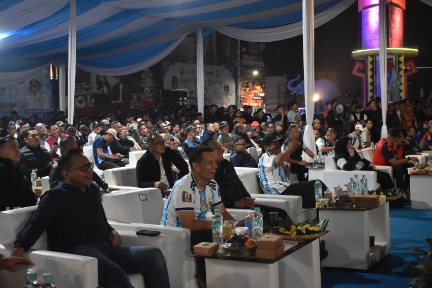 Tugu Adipura Bergemuruh, Danrem 043/Gatam Bersama Forkopimda Lampung dan Masyarakat Nobar Final Piala Dunia 2026