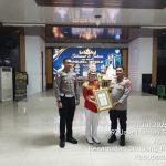 Kapolres Mesuji Serahkan Piagam Penghargaan Atas Pada Pemenang Lomba Patroli Keamanan Sekolah PKS
