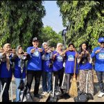 Bersih-bersih Pelataran Masjid Islamic Center Bentuk Kepedulian Kader Partai Demokrat Lampung Timur