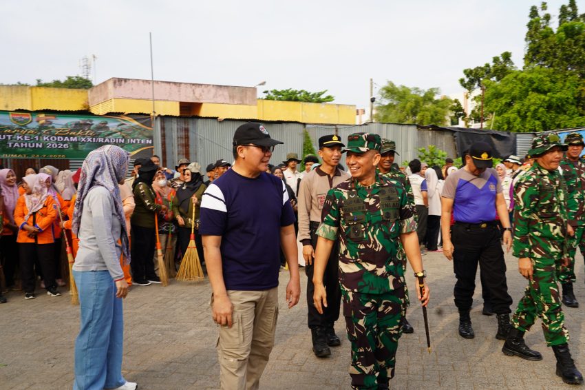 Danrem 043/Gatam Pimpin Aksi Bersih Pasar Cendrawasih Sambut HUT Ke-1 Kodam XXI/Radin Inten
