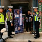 Polres Mesuji Tingkatkan Pelayanan, Anggota Piket Regu II Sat Lantas Sosialisasikan Aplikasi App Siger Presisi kepada Masyarakat