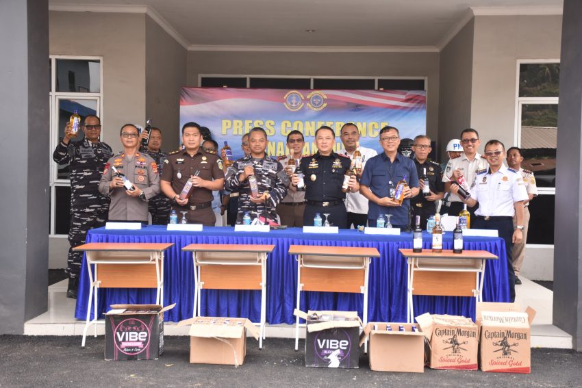 Tim Satgas BKO Pangkalan TNI AL Lampung Gagalkan Peredaran Ribuan Liter Minuman Keras Ilegal di Pelabuhan Bakauheni