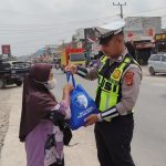 Wujud Kepedulian Lewat “Tasi Berkah”, Sat Lantas Polres Mesuji Bagikan Paket Sembako Bagi Warga Kurang Mampu di Simpang Pematang