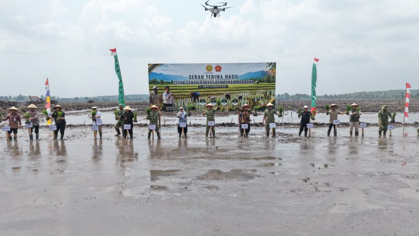 Tanam Perdana di Tulang Bawang, Danrem 043/Gatam Tegaskan Komitmen Swasembada Pangan