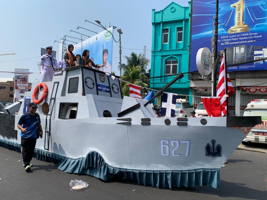 Lanal Lampung Hadir dalam Pawai Festival Krakatau XXXV, Tampilkan Model KRI Kerambit-627