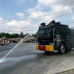 Sat Samapta Polres Mesuji Lakukan Penyiraman Jalur Jalan Utama, Antisipasi Dampak Abu Vulkanik Erupsi Gunung Anak Krakatau