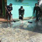Antisipasi Abu Vulkanik Anak Krakatau, Korem 043/Gatam Bagikan Masker dan Bersihkan Sekolah di Metro