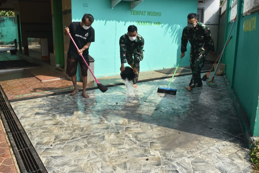 Antisipasi Abu Vulkanik Anak Krakatau, Korem 043/Gatam Bagikan Masker dan Bersihkan Sekolah di Metro