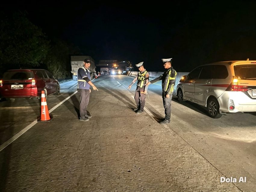 Anggota Sat Lantas Polres Mesuji Evakuasi Korban dan Kendaraan Laka Lantas di Jalan Tol Terpeka KM 246, 1 Korban Meninggal Dunia