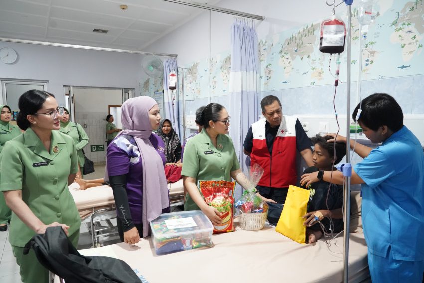 Persit KCK Koorcab Rem 043 Beri Dukungan kepada 13 Anak Penderita Thalasemia