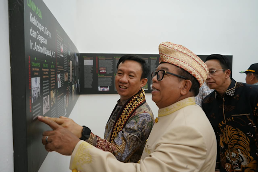 Sekdaprov Marindo Buka Pameran Kayu Ara di TMII, Pemprov Dukung Karya Budayawan Lampung Anshori Djausal