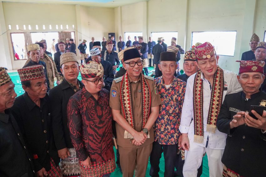 Temui Tokoh Adat Jabung, Gubernur Mirza Hadirkan Solusi Pendidikan, Infrastruktur, dan Lapangan Kerja