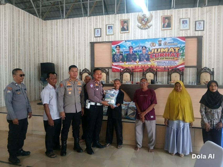 Polres Mesuji Gelar Jumat Curhat di Desa Pancawarna, Bagikan 25 Paket Sembako untuk Warga Kurang Mampu