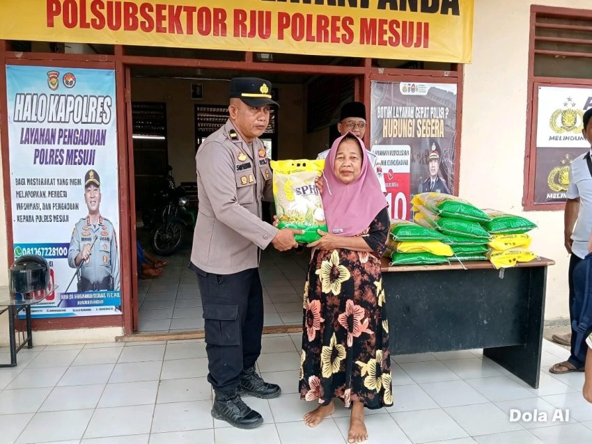 Polsubsektor Rawa Jitu Utara Gelar Gerakan Pangan Murah, Jual Beras SPHP kepada Masyarakat