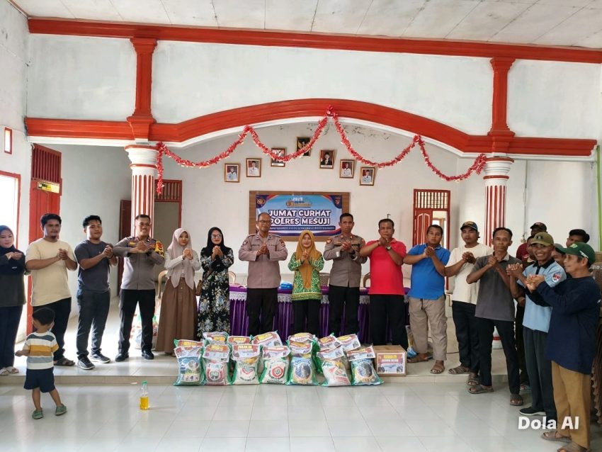 Jumat Curhat, Polsubsektor Mesuji Serap Aspirasi Warga dan Bagikan 25 Paket Sembako